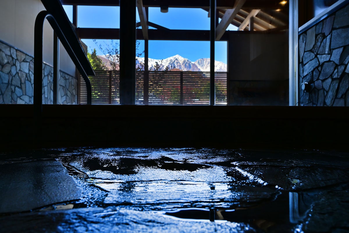 白馬八方温泉の「八方の湯」。内湯、露天風呂では白馬三山の絶景も間近に。