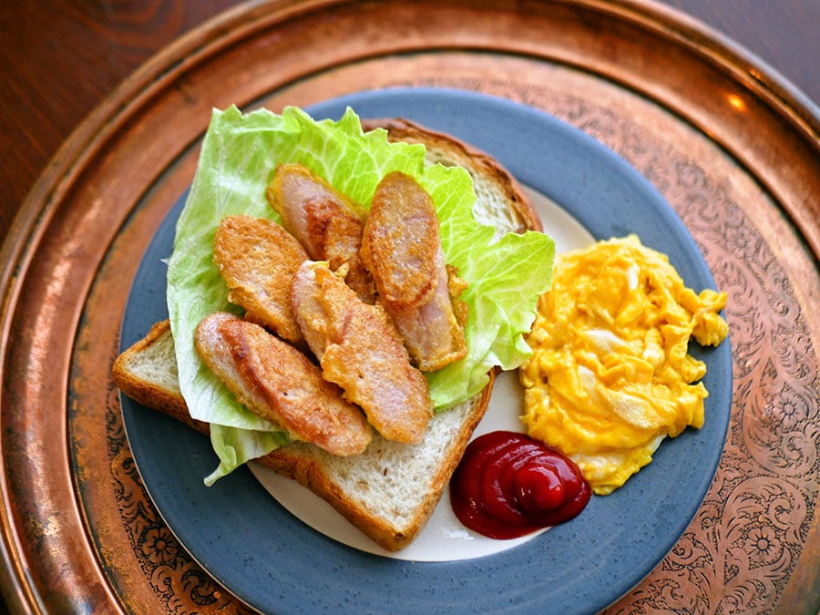 魚肉ソーセージのピカタのっけパン。