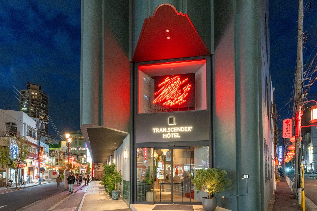 トランセンダーホテル横浜は、ネオン作家の福井和来氏によるネオン看板が目印。