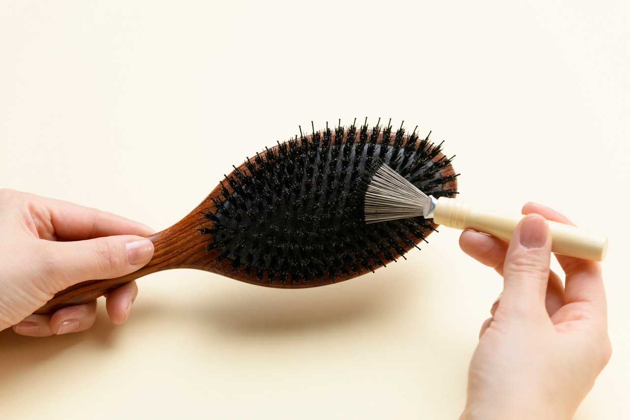 持ち手側から先端に、先端から持ち手側になど、方向を変えてクリーナーブラシを使用する。