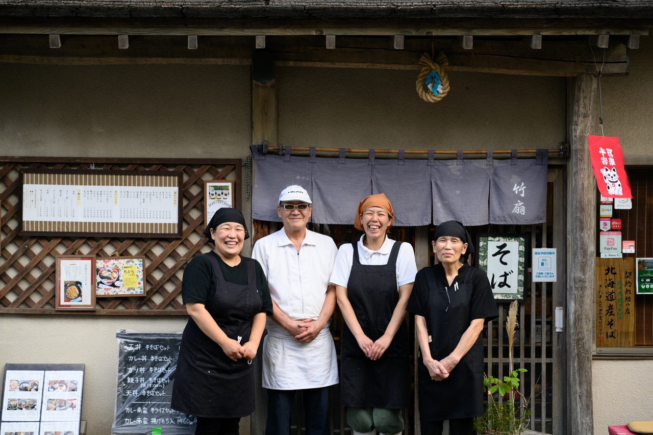 竹扇を切り盛りするご家族の皆さん。左から4代目の亀山順子さん、順子さんのお父様で3代目の伊藤清治さん、四代目の妹さんで、現在、蕎麦打ちを担当している浅原智子さん、お母様の伊藤美恵子さん。いい笑顔いただきました！