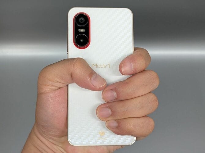 見た目は一般的なAndroidスマホですが、2回り程度はコンパクトで握った指と指が背面で届いてしまうほど。画面サイズは5.3型です