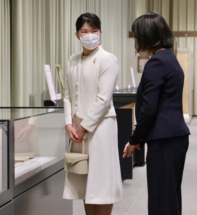 5月11日、国立公文書館を訪れ、特別展「夢みる光源氏―公文書館で平安文学ナナメ読み！―」を鑑賞された愛子さま［代表撮影］　©時事通信社