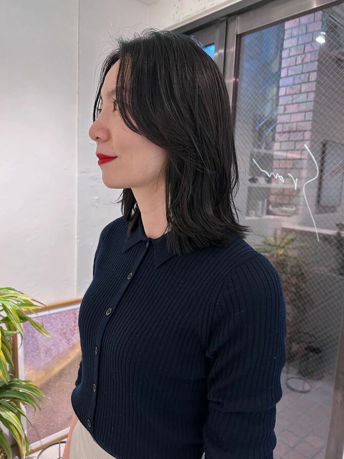 上品さもキープできる鎖骨ミディ。