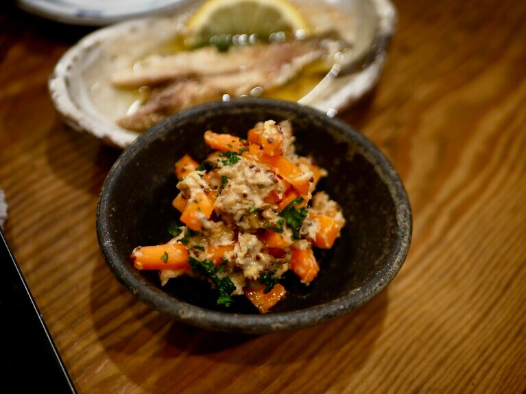 自家製さわらのコンフィと春にんじんのマスタードマリネ。素材の良さと手間をかけたおいしさの融合。