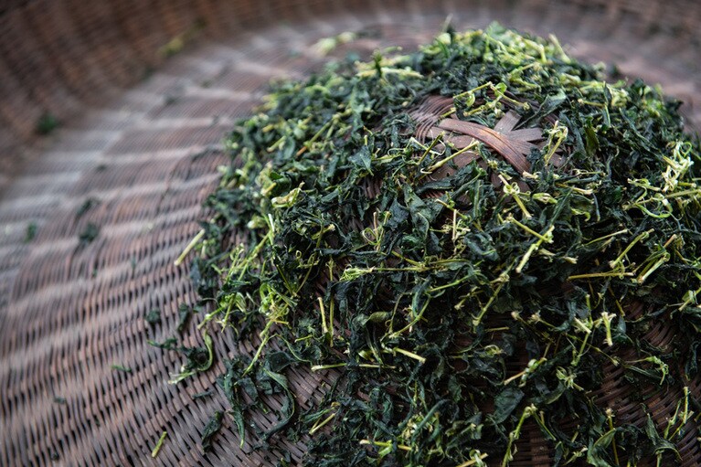 最後は「竹ボテ」と呼ばれる道具に広げ、下から熱を当て、よく乾燥させて出来上がり。