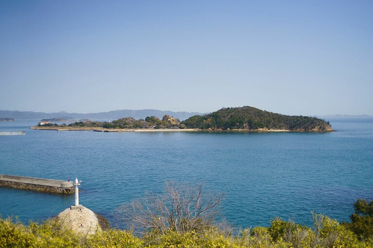 瀬戸内海に浮かぶ島々を見ることができる。