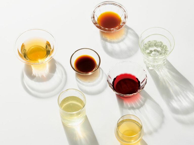 使う素材によって色が異なるのもおもしろい。めくるめくお酢の世界へ！