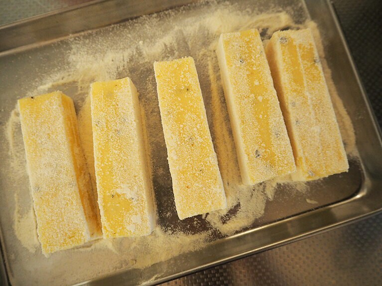 ポレンタは、2センチの厚みにカットして小麦粉を両面にまぶして……。