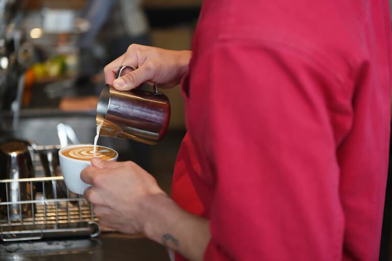 コーヒー豆の選定、焙煎、メニュー監修は全て同店のバリスタ＆ロースターを務めるコーヒーコンサルティング『swim』の小田政志氏による。