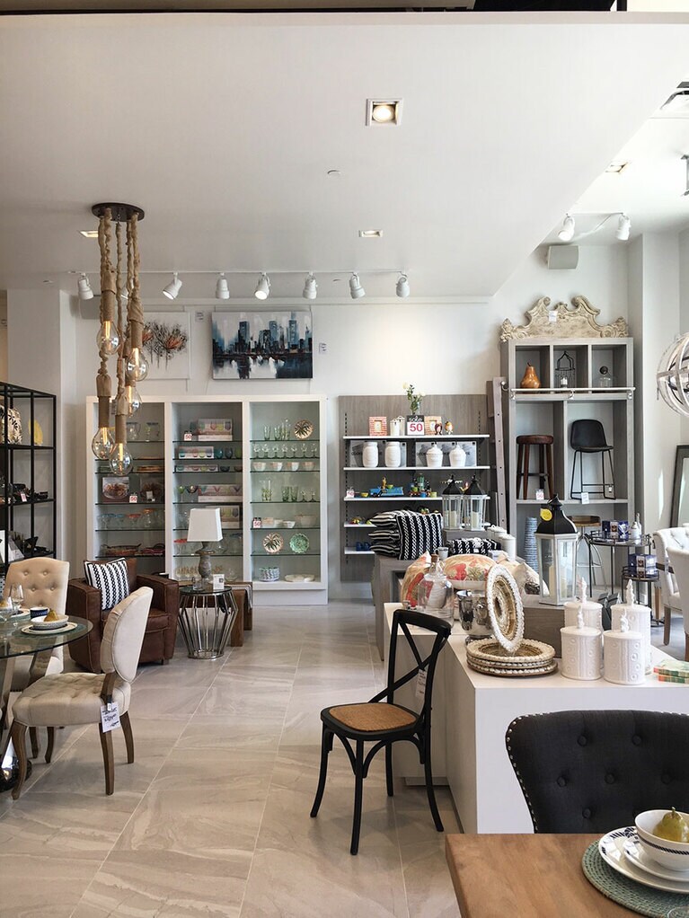 カサ・リビングではすっきりとしたアイランドスタイルを提案。