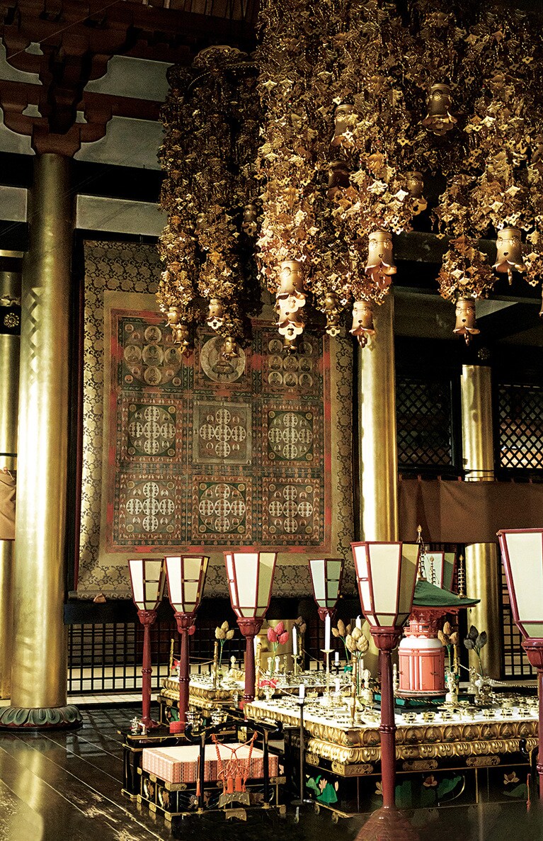 大迫力の「血曼荼羅」は左右にかけられている。堂内には多くの壁画もあり、必見だ。