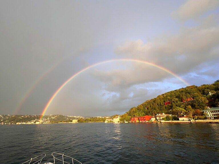 雲行きが怪しくなってきたと思ったら、綺麗な半円形を描くダブルレインボーが！ なんて素敵な幸運のシンボル！