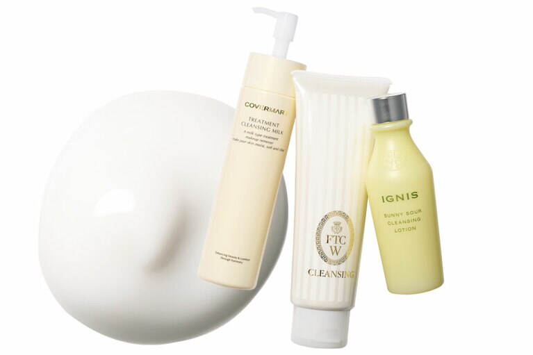 左から：保湿成分MCキトサンの働きで、メイクはきっちり落としながらもうるおいは守ると大人気。使い続けると肌全体の調子もアップ。トリートメント クレンジング ミルク 200g 3,000円／カバーマーク、納豆菌を発酵させてつくる天然洗浄成分で肌に負担をかけず汚れを落とす。流した後のしっとり感も秀逸。FTCホワイトモイスチャークレンジング［医薬部外品］200g 3,700円／FTC、瀬戸田産レモンとさがんルビー®が、毛穴を引き締めながらしっかりメイクオフ。やや苦みのある柑橘系の香りも夏向き。サニーサワー クレンジング ローション 150mL 3,000円／イグニス