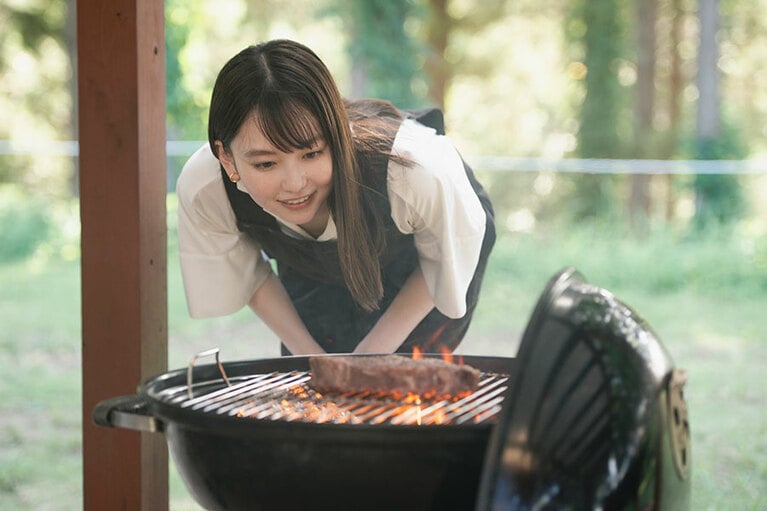 途端に香ばしさがあたりに漂います。「おなかすいたー！」と山田さん。