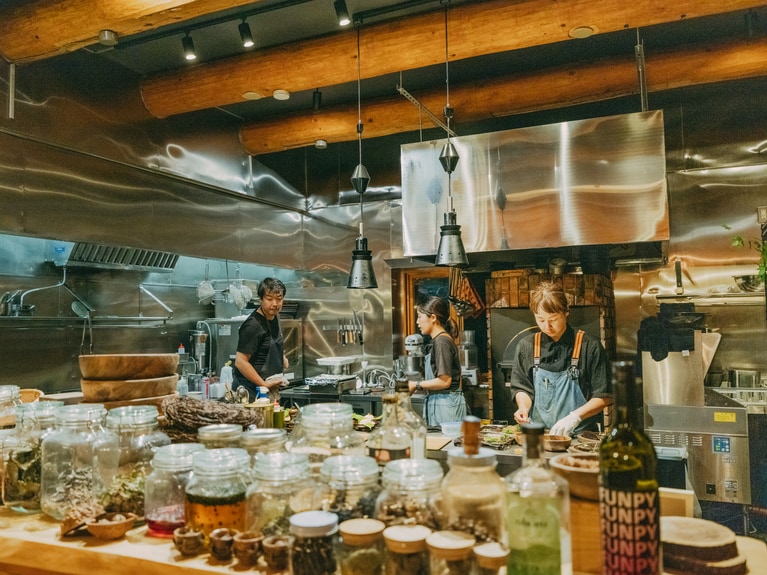フランス料理出身の青柳拓広シェフが、自然と食材に敬意を込め「焼いて美味しいものは焼くだけ」「蒸すと美味しいものは蒸すだけ」という原始的な調理方法と、最先端の調理方法も用いて魚沼・奥只見の食を表現。