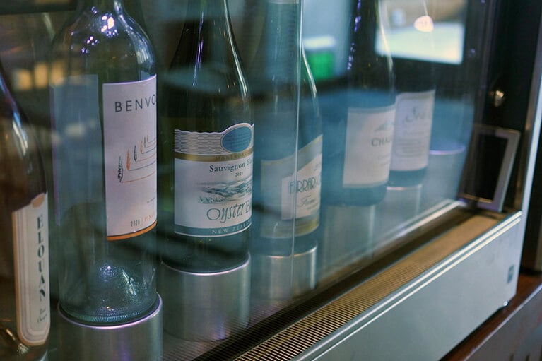 カリフォルニアと各国の16種のワインが楽しめます（一部追加料金あり）。