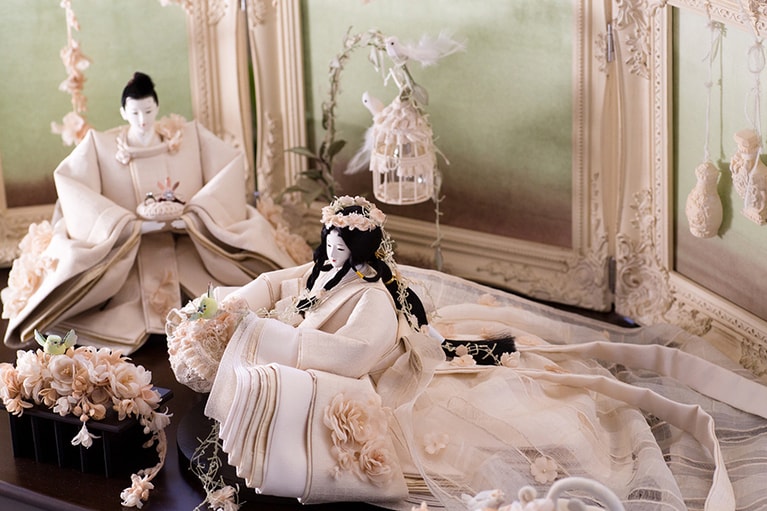 妖精の世界を描いたナチュラルな色合いの雛人形「森のウエディング」。