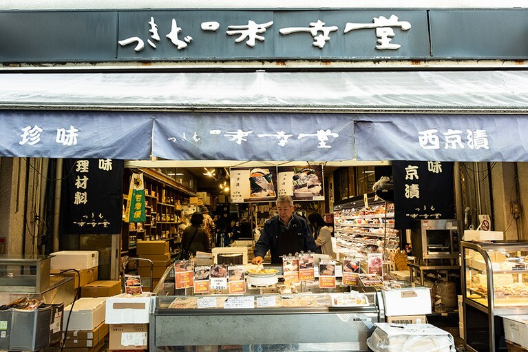 【つきぢ味幸堂(みゆきどう)】さまざまな商品が並ぶ店頭。