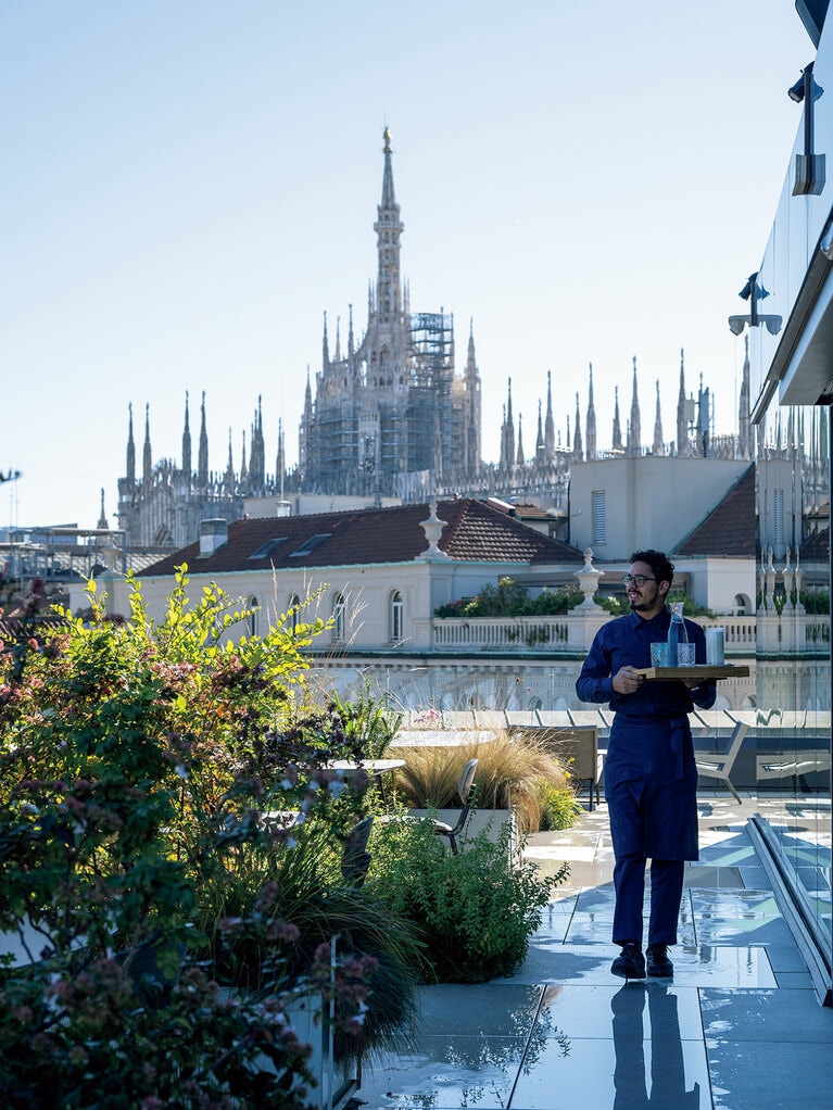 ドゥオーモを望む広々としたテラス。