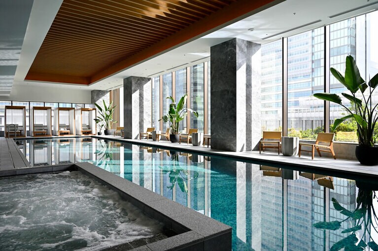 ジェットバスなども完備しているウェルネスフロアの屋内プール。