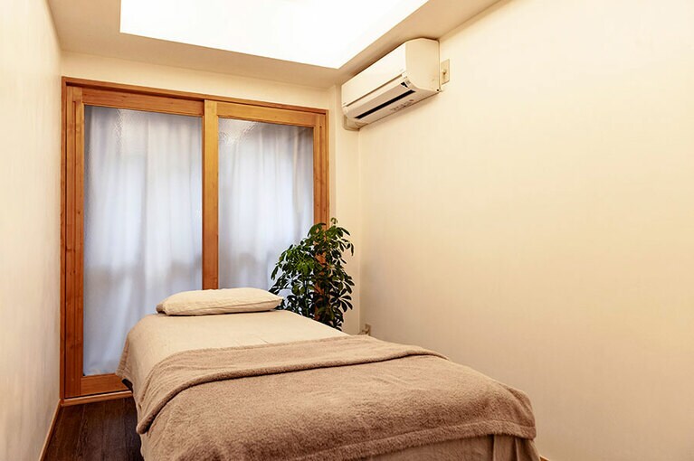 温かみのある施術室は全3室。