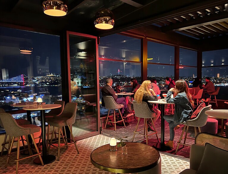 こちらはバー。食後に移動してもいいし、食前の1杯を楽しむのもいい。