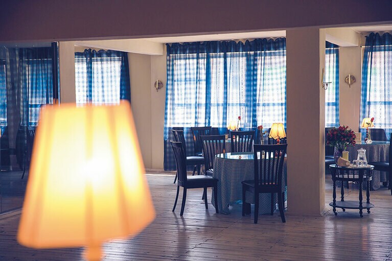 薄いカーテン越しに自然光が入る、午後の店内。かつては現像所だった。