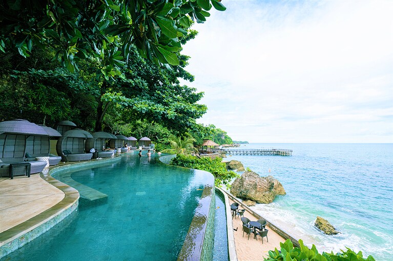 計14ものプールがあるアヤナエステート。なかでも絶景で人気なのが、オーシャンビーチプール。ロマンティックにサンセットを満喫できる最高の場所。