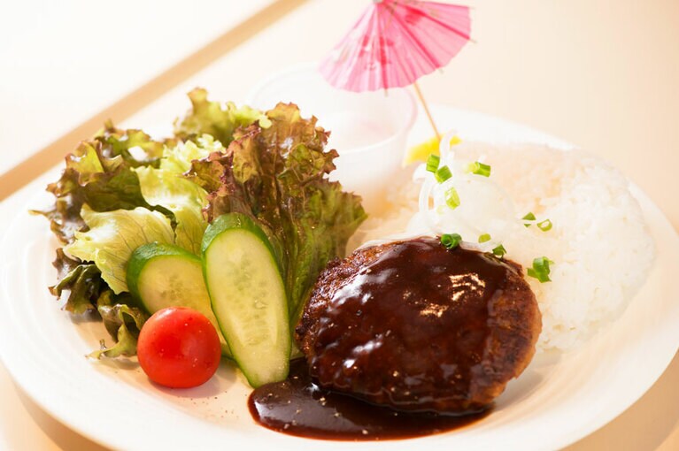 ちょこんとミニ傘がかわいい。ハワイアンハンバーグ(ゆでたまご付き) 900円。