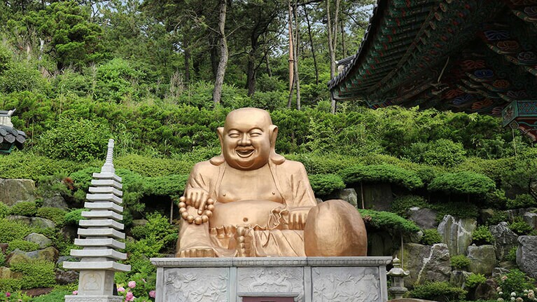 黄金に輝く布袋の仏像。