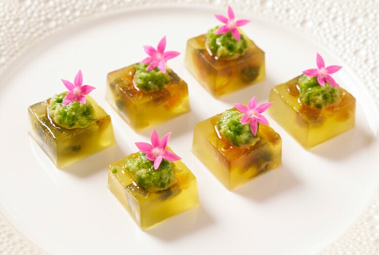 「杭州青花椒と皮蛋のグリル」は上海の「イーロンコート」のシグニチャーディッシュのひとつ。