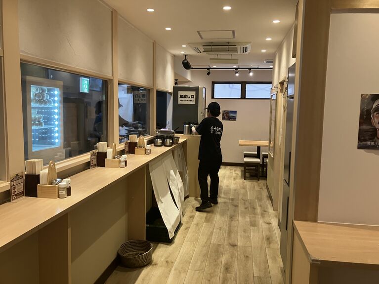 全体で30席、テーブル席だけでも16席ある 