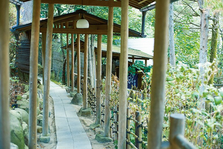 【旅館花屋】屈折しながら奥へと延びる渡り廊下は探検するような感覚で。Photo: Masahiro Sanbe