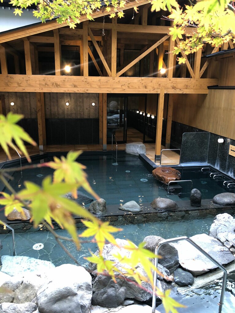 御所の湯の庭園風呂。