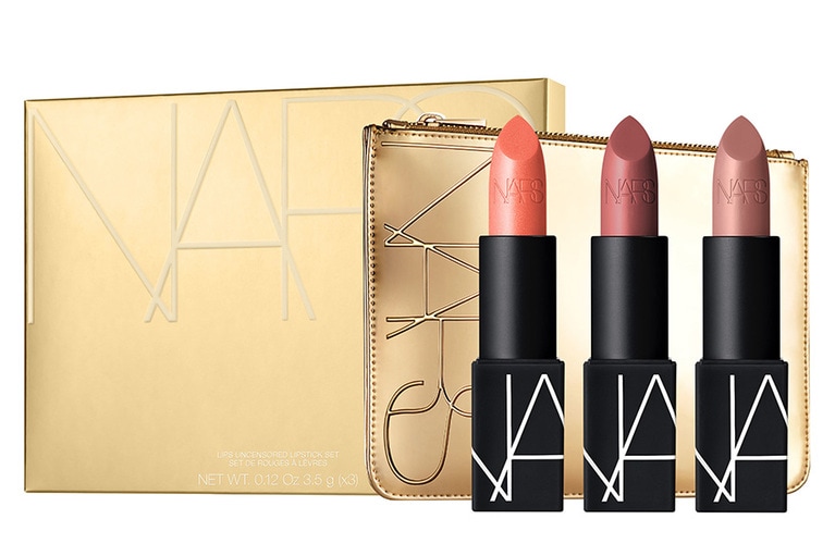 「NARS リップスアンセンサード リップスティックセット」 8,900円(限定発売)。セット内容：(左から)リップスティック 2915 ピーチピンク&ゴールデンシマー(現品)、リップスティック 2913 ピンクローズ(現品)、リップスティック 2978 ウォームピンク(現品)、限定ポーチ。