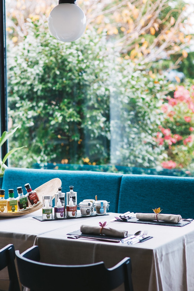 光がたっぷり入る開放的なレストランスペース。景色を堪能しながら食事が楽しめる。