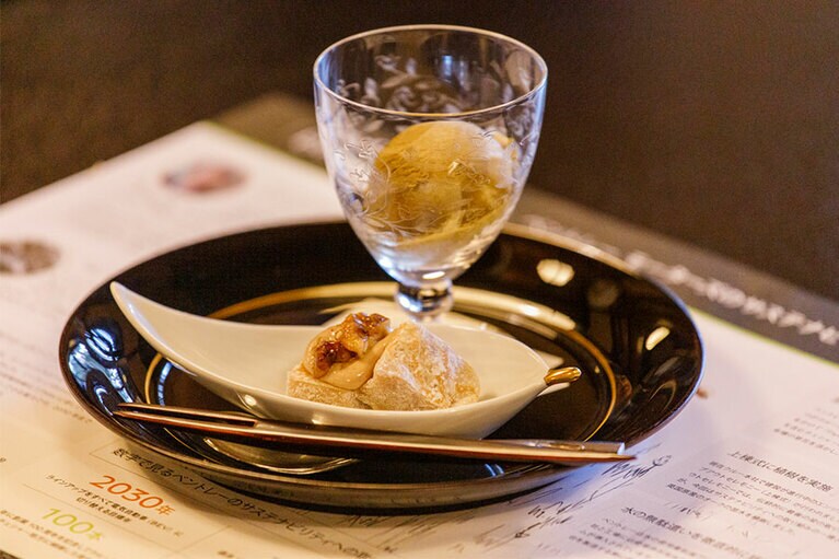 デザートはほうじ茶のアイスクリームとわらび餅。ほうじ茶のほろ苦さが絶妙。