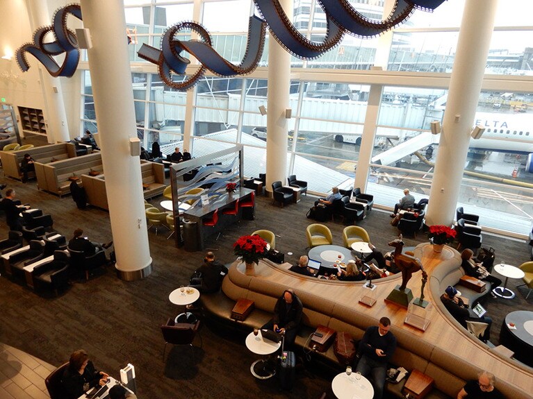Sゲートの「デルタ スカイクラブ」は広々としている。スパやシャワールームも設けられている。