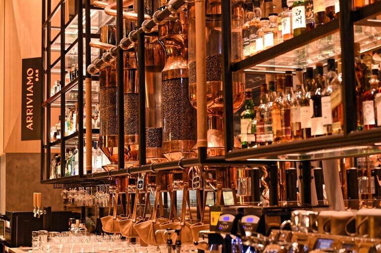 コーヒー豆は日によって違うものがセレクトされ、それに合わせてカクテルの味わいも変化する。