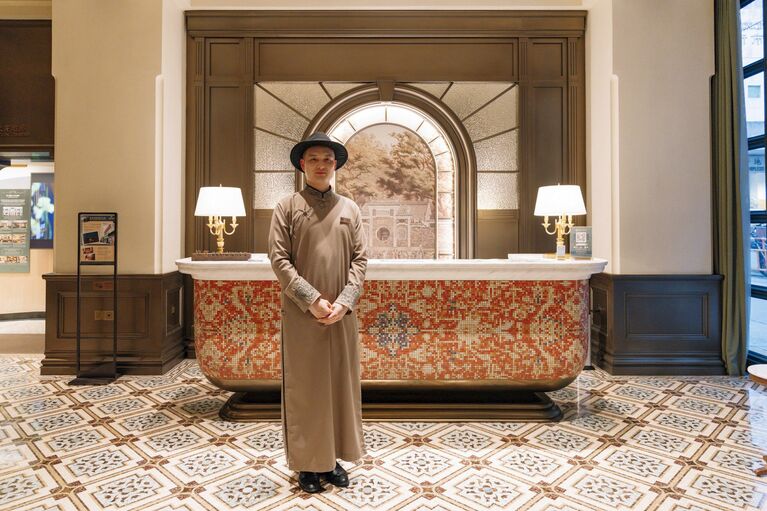 レトロな趣のエントランスが、ゲストを時間旅行へと誘う。