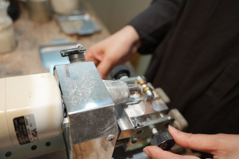 祖父の代から使われてきた機械で、真珠をジュエリーへと仕上げる。