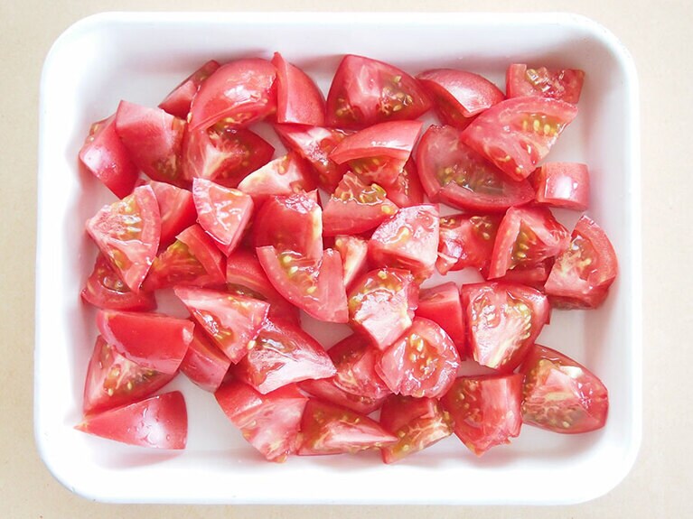 （1）トマトは適当な大きさに切ります。