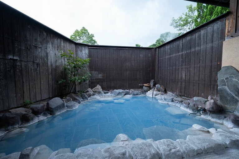 「別府おぐら」のブルーの貸切湯は立ち寄り入浴も可能。