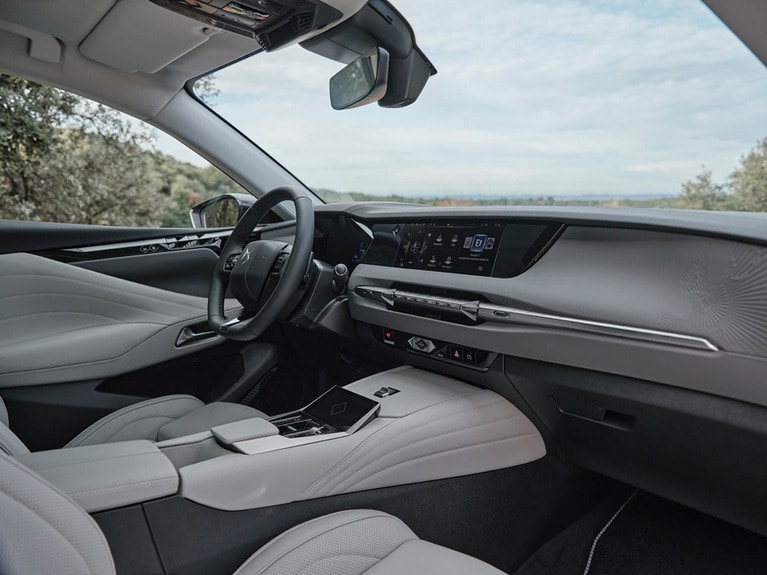 写真は左ハンドル、欧州仕様です。©DS AUTOMOBILES