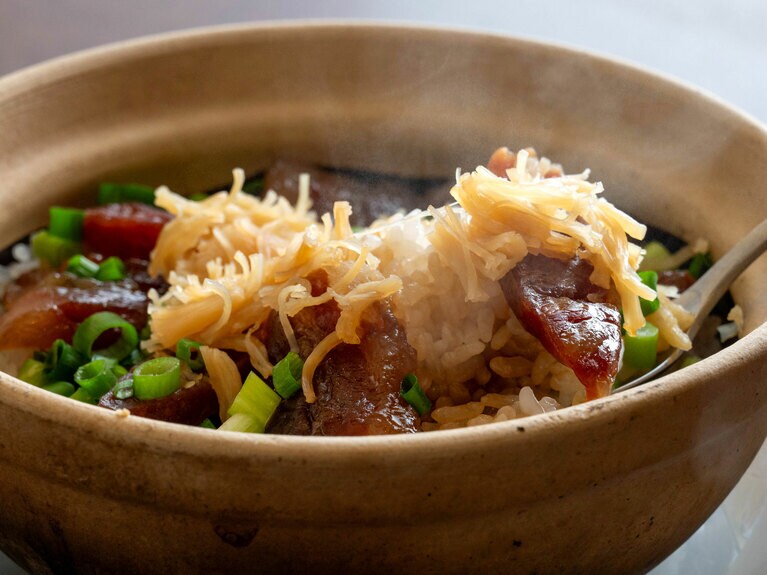 湯気がほわっと上がり、香りが広がる土鍋ご飯。初出：2024年3月27日