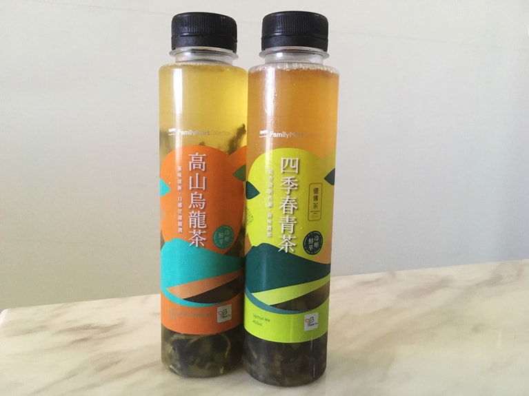 左から、高山烏龍茶 55元と四季春青茶 50元。各450ml。