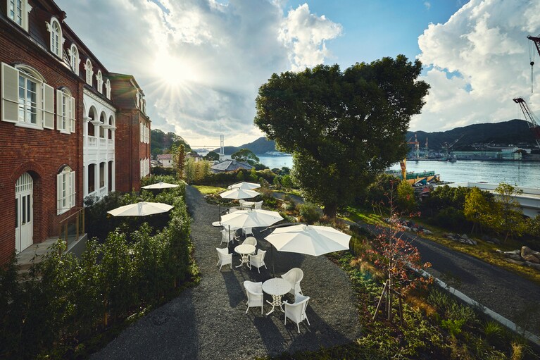 美しい山の稜線と船が行き交う長崎湾を望む、緑に囲われた「Garden Terrace（ガーデンテラス）」では、ティータイムや食事が楽しめる。