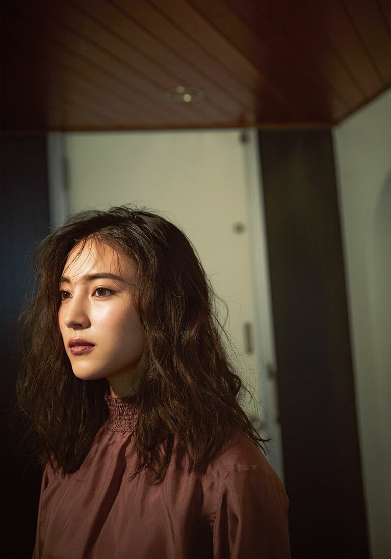 ブラウス／スタイリスト私物、イヤリング 37,000円／スタージュエリー(スタージュエリー表参道店)