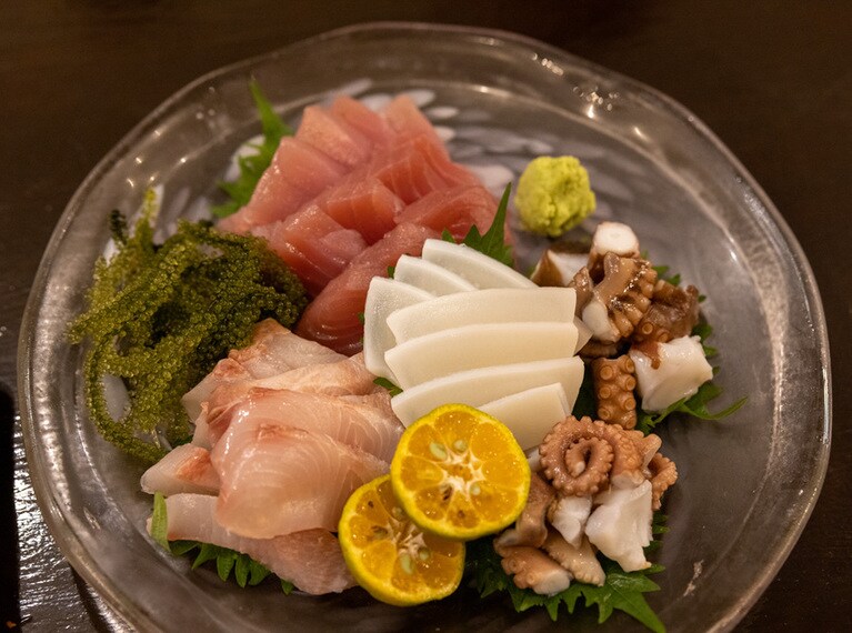 久米島で獲れた海鮮の刺し盛り。